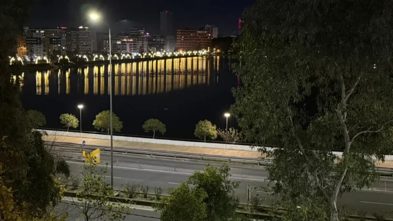 Tirane, jepet me qera apartament 2+1+Ballkon Kati 3, 130 m² 1.300 € (Liqeni Artificial)