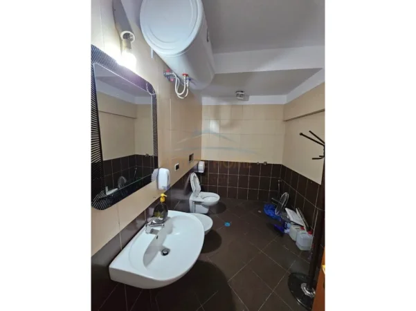 Tirane, jepet me qera ambjent biznesi Kati 6, 256 m² 3.000 €