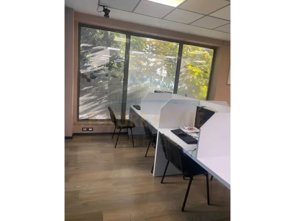 Tirane, jepet me qera zyre Kati 1, 288 m² 3.000 €