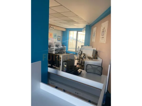 Tirane, jepet me qera zyre Kati 1, 288 m² 3.000 €