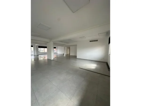 Tirane, jepet me qera shtepi Kati 0, 1.340 m² 13.400 €