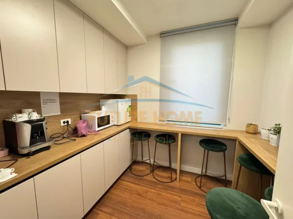 Tirane, jepet me qera zyre Kati 1, 120 m² 1.700 €