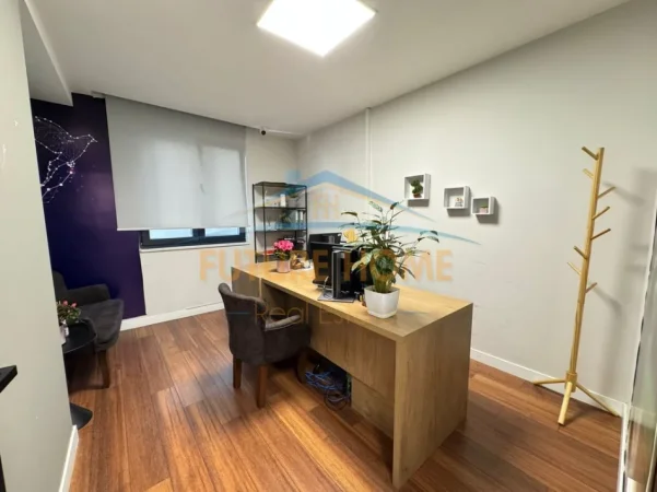 Tirane, jepet me qera zyre Kati 1, 120 m² 1.700 €