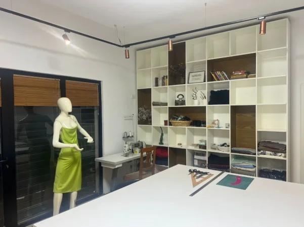 Tirane, jepet me qera ambjent biznesi Kati 1, 30 m² 200 € (Rruga Zihni sako, Nr 14, prane Kopeshtit 20)