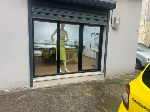 Tirane, jepet me qera ambjent biznesi Kati 1, 30 m² 200 € (Rruga Zihni sako, Nr 14, prane Kopeshtit 20)