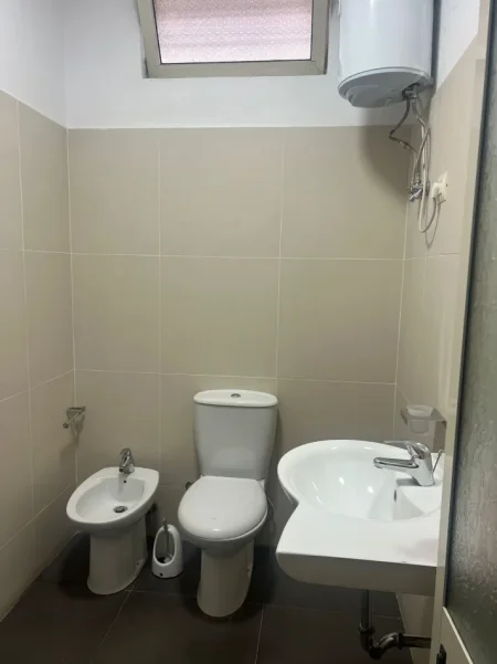 Tirane, jepet me qera ambjent biznesi Kati 1, 30 m² 200 € (Rruga Zihni sako, Nr 14, prane Kopeshtit 20)