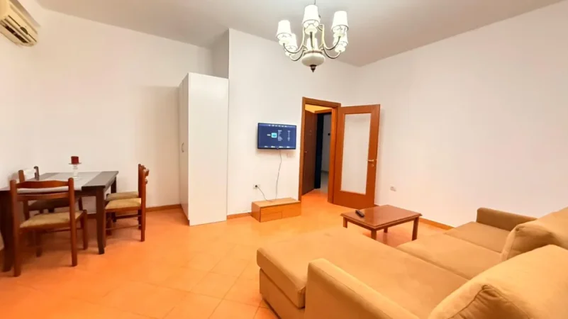 Tirane, jepet me qera apartament 1+1 Kati 1, 70 m² 600 € 