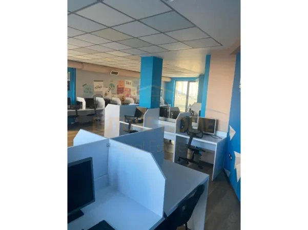 Tirane, jepet me qera ambjent biznesi Kati 1, 288 m² 3.000 € (SELVIA)