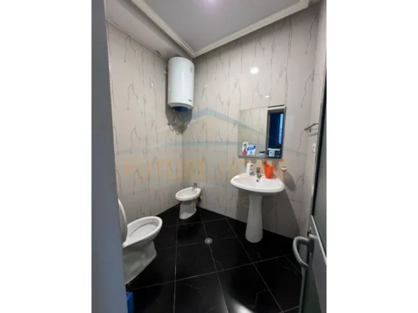 Tirane, jepet me qera ambjent biznesi Kati 0, 80 m² 900 € (SELVIA)