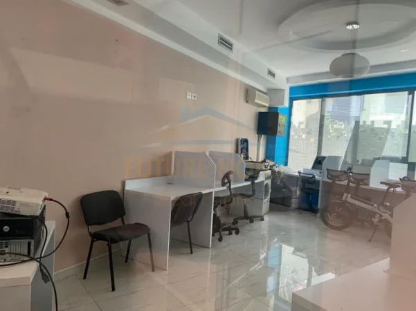 Tirane, jepet me qera ambjent biznesi Kati 0, 80 m² 900 € (SELVIA)