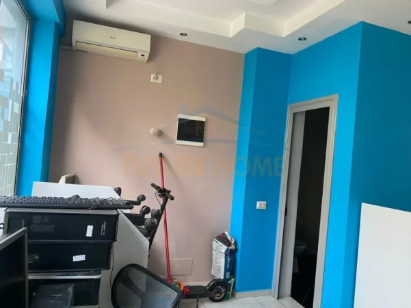 Tirane, jepet me qera ambjent biznesi Kati 0, 80 m² 900 € (SELVIA)