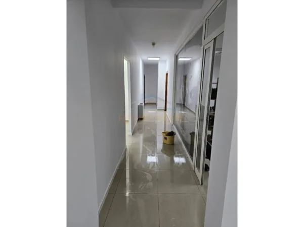 Tirane, jepet me qera ambjent biznesi Kati 6, 290 m² 3.000 € (RRUGA E DIBRES)