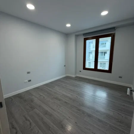 Tirane, jepet me qera zyre Kati 4, 200 m² 2.500 € (Rruga e Kavajes)