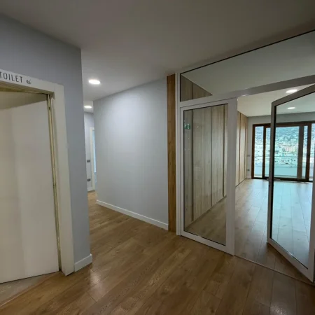 Tirane, jepet me qera zyre Kati 4, 200 m² 2.500 € (Rruga e Kavajes)