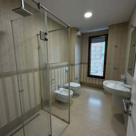 Tirane, jepet me qera zyre Kati 4, 200 m² 2.500 € (Rruga e Kavajes)