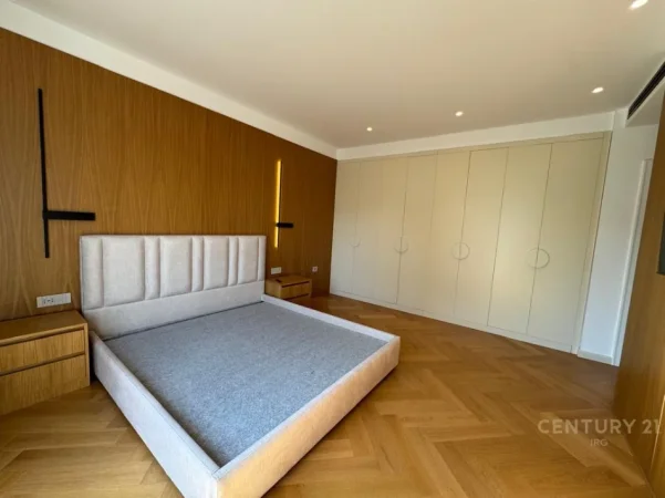 Tirane, jepet me qera apartament 2+1+Aneks+Ballkon Kati 4, 239 m² 2.500 € 