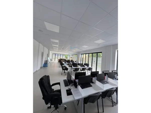 Tirane, jepet me qera ambjent biznesi Kati 0, 122 m² 2.000 € (UNAZA E RE)