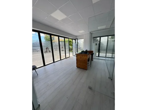 Tirane, jepet me qera ambjent biznesi Kati 0, 122 m² 2.000 € (UNAZA E RE)