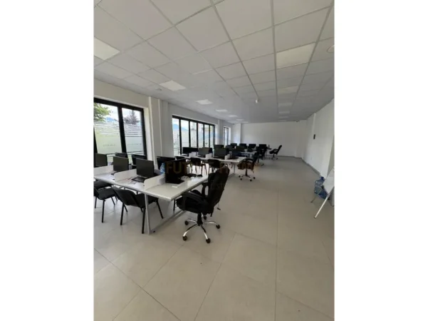 Tirane, jepet me qera ambjent biznesi Kati 0, 122 m² 2.000 € (UNAZA E RE)