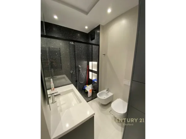 Tirane, jepet me qera apartament 1+1+Aneks+Ballkon Kati 12, 75 m² 1.000 € (Garden Building)