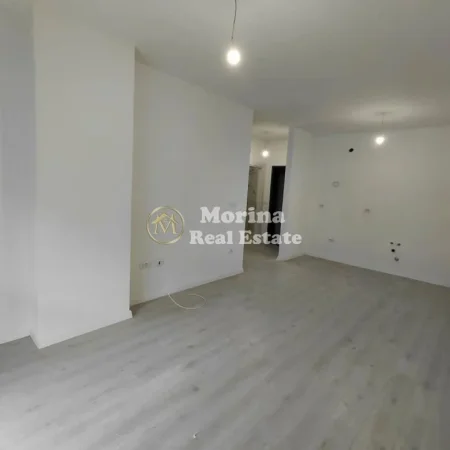 Tirane, jepet me qera apartament 2+1 Kati 4, 95 m² 400 € (Univers City)