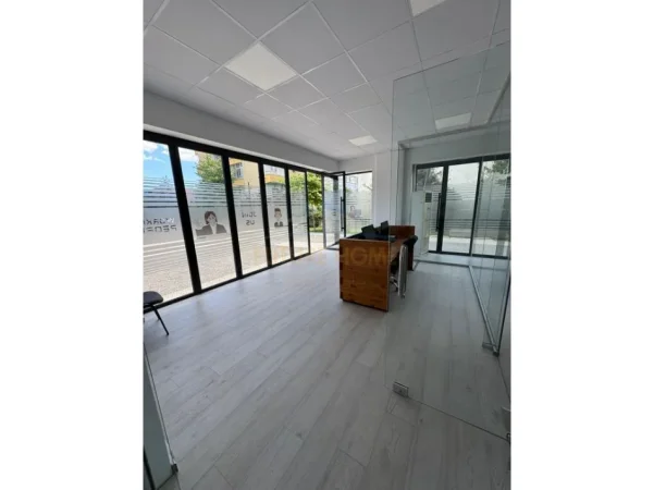 Tirane, jepet me qera ambjent biznesi Kati 0, 122 m² 2.000 € (Teodor Keko)