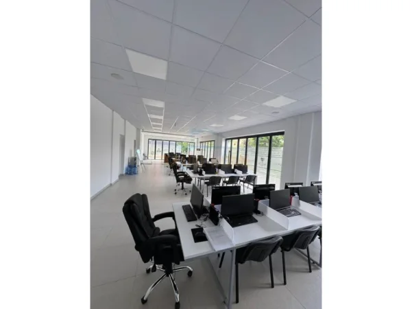 Tirane, jepet me qera ambjent biznesi Kati 0, 122 m² 2.000 € (Teodor Keko)