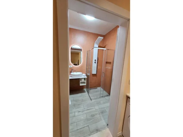 Tirane, jepet me qera apartament 1+1+Aneks+Ballkon Kati 4, 90 m² 700 € (Usluga)