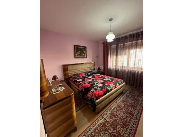 Tirane, jepet me qera apartament 2+1+Aneks+Ballkon Kati 3, 100 m² 1.000 € 
