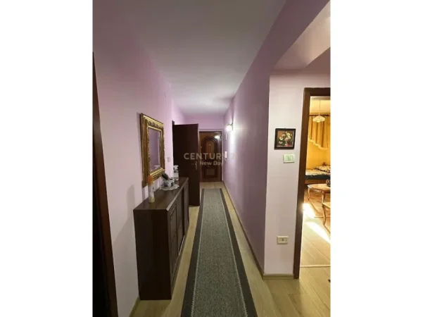 Tirane, jepet me qera apartament 2+1+Aneks+Ballkon Kati 3, 100 m² 1.000 € 