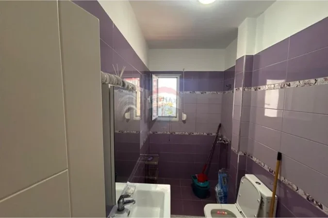 Vlore, jepet me qera apartament 2+1+Ballkon Kati 8, 75 m² 500 € (Rruga Hasan Kushta, Albano Romina, Vlorë)