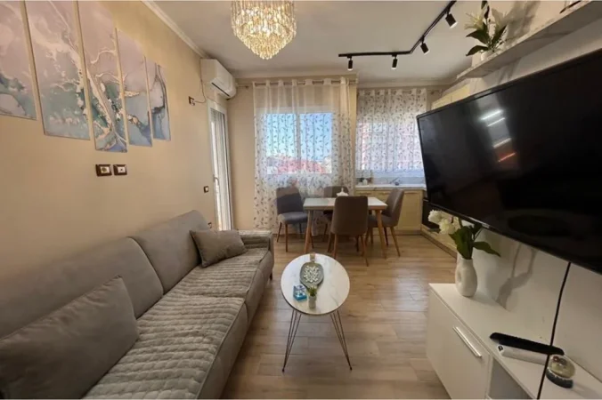 Vlore, jepet me qera apartament 2+1+Ballkon Kati 8, 75 m² 500 € (Rruga Hasan Kushta, Albano Romina, Vlorë)