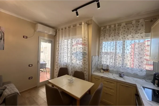 Vlore, jepet me qera apartament 2+1+Ballkon Kati 8, 75 m² 500 € (Rruga Hasan Kushta, Albano Romina, Vlorë)