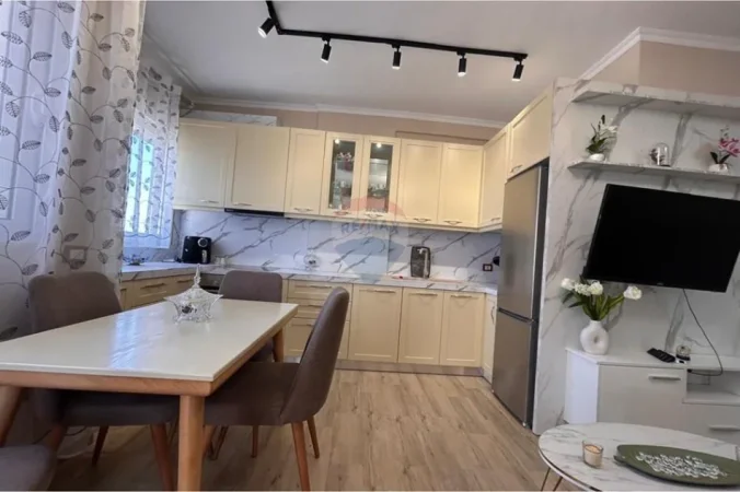 Vlore, jepet me qera apartament 2+1+Ballkon Kati 8, 75 m² 500 € (Rruga Hasan Kushta, Albano Romina, Vlorë)