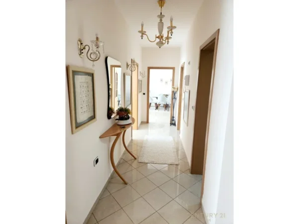 Tirane, jepet me qera apartament 2+1+Aneks+Ballkon Kati 11, 130 m² 1.300 € 