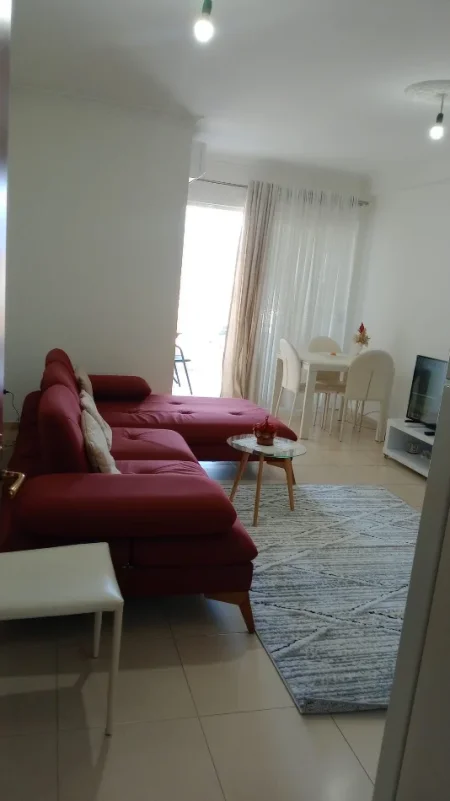 Tirane, jepet me qera apartament 1+1 , 430 € (Bulevardi Migjeni)