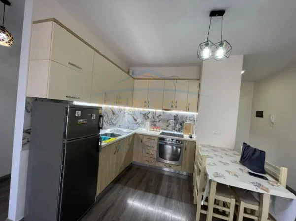 Tirane, jepet me qera apartament 2+1+Ballkon Kati 3, 94 m² 750 € (Fiori Di Bosco)