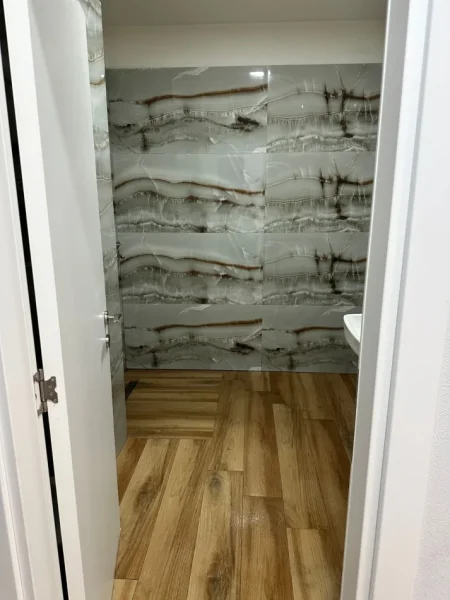 Tirane, jepet me qera apartament 1+1 Kati 8, 75 m² 500 € (Rruga Riza Cerova)