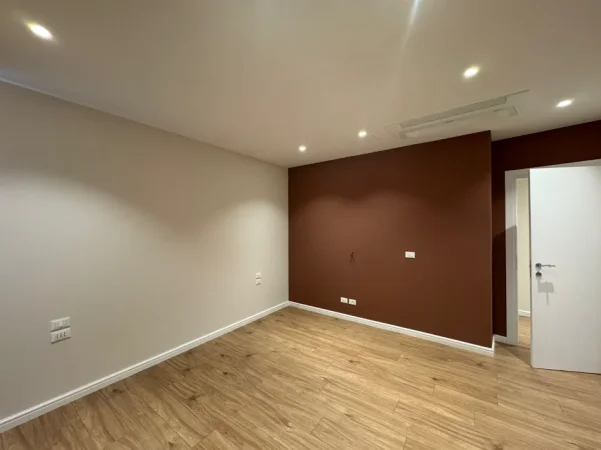 Tirane, jepet me qera zyre Kati 3, 125 m² 1.600 € (Liqeni Artificial, Lake View)