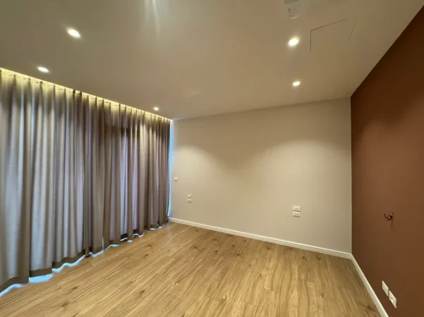 Tirane, jepet me qera zyre Kati 3, 125 m² 1.600 € (Liqeni Artificial, Lake View)