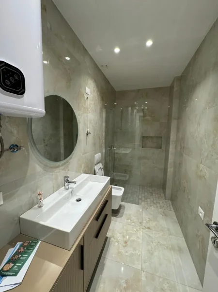 Tirane, jepet me qera zyre Kati 3, 125 m² 1.600 € (Liqeni Artificial, Lake View)