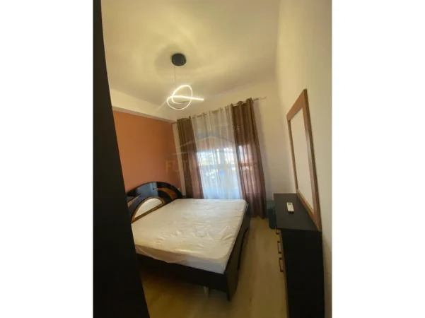 Tirane, jepet me qera apartament 1+1+Ballkon Kati 1, 51 m² 400 € (REZIDENCA KADIU)