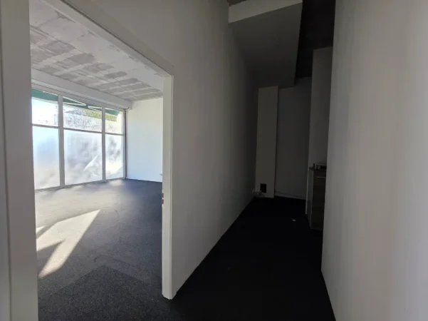 Tirane, jepet me qera magazine Kati 0, 300 m² 1.950 € (Casa Italia)