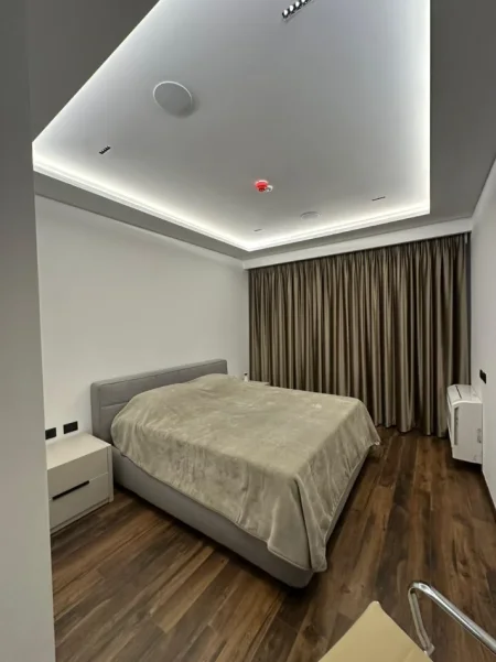 Tirane, jepet me qera apartament 1+1+Ballkon Kati 5, 95 m² 1.300 € (Lion Park)