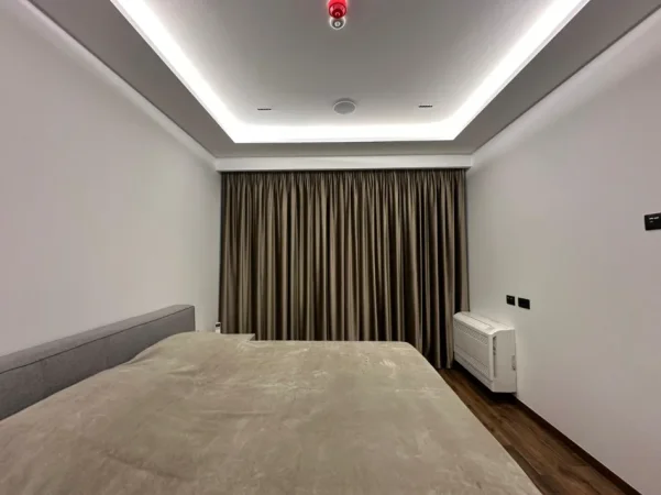 Tirane, jepet me qera apartament 1+1+Ballkon Kati 5, 95 m² 1.300 € (Lion Park)