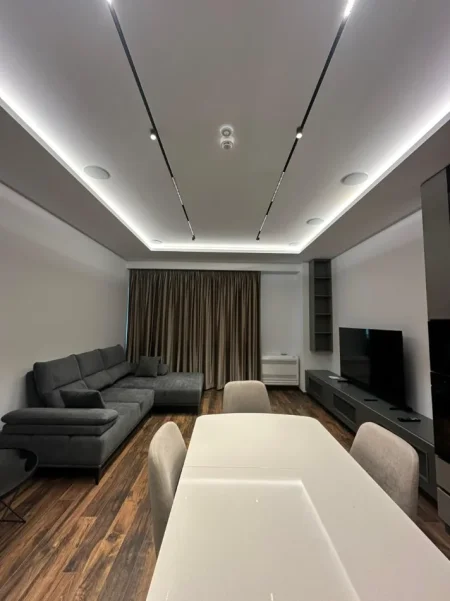 Tirane, jepet me qera apartament 1+1+Ballkon Kati 5, 95 m² 1.300 € (Lion Park)