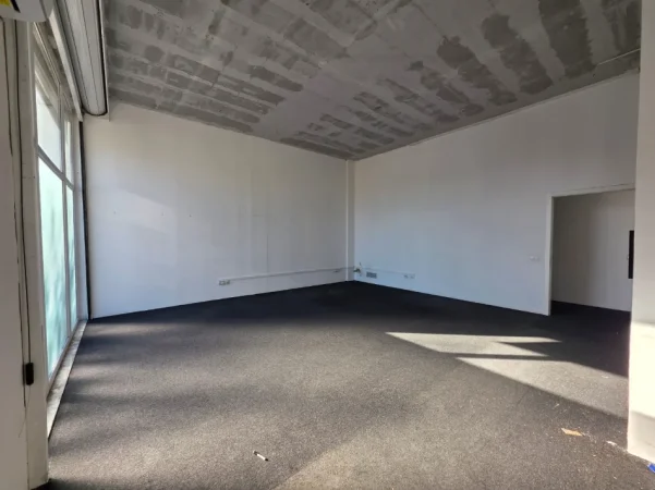 Tirane, jepet me qera magazine Kati 0, 300 m² 1.950 € (Casa Italia)
