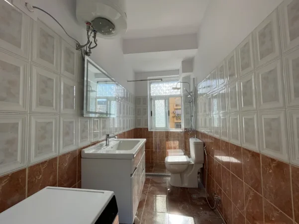 Tirane, jepet me qera apartament 1+1+Ballkon Kati 3, 60 m² 600 € (Rruga e Durresit)