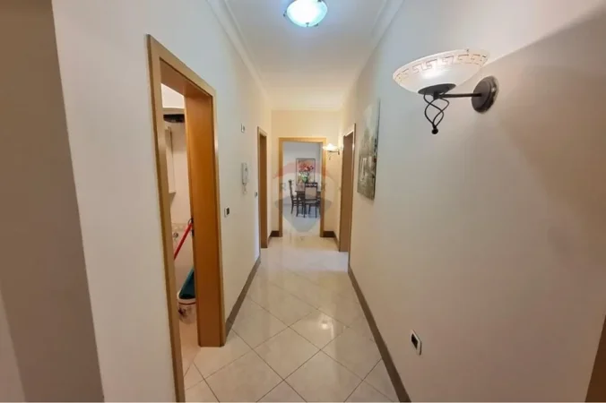 Tirane, jepet me qera apartament 2+1+Ballkon Kati 3, 100 m² 850 € (Bllok)