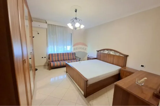Tirane, jepet me qera apartament 2+1+Ballkon Kati 3, 100 m² 850 € (Bllok)